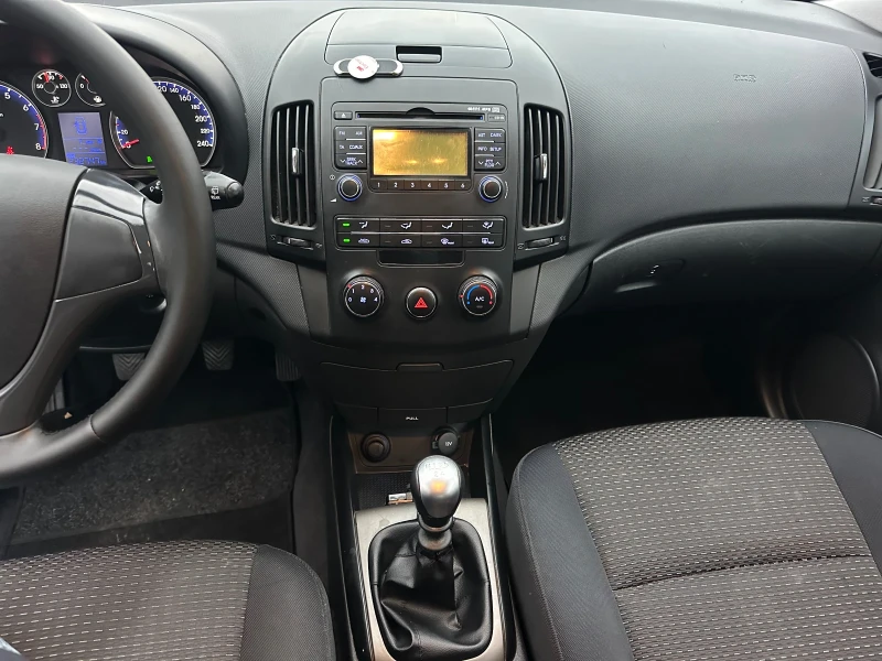 Hyundai I30 1.6i-122 k.s. ПЕРФЕКТНА, снимка 11 - Автомобили и джипове - 51943831