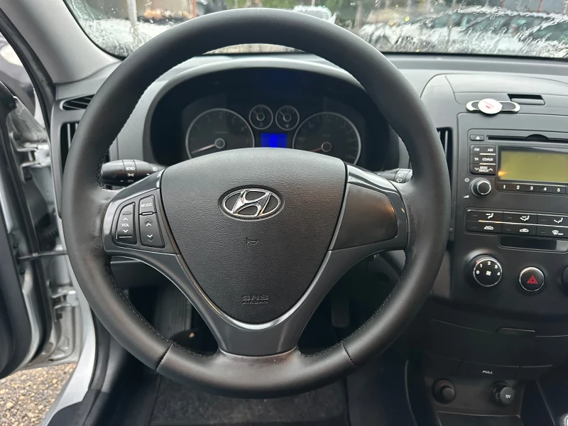 Hyundai I30 1.6i-122 k.s. ПЕРФЕКТНА, снимка 10 - Автомобили и джипове - 51943831