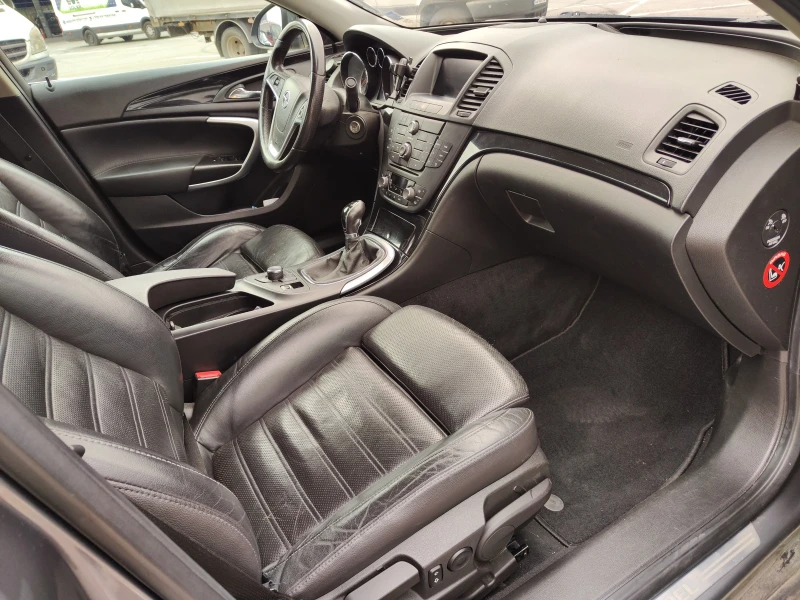 Opel Insignia 1.6 T, снимка 9 - Автомобили и джипове - 52052658