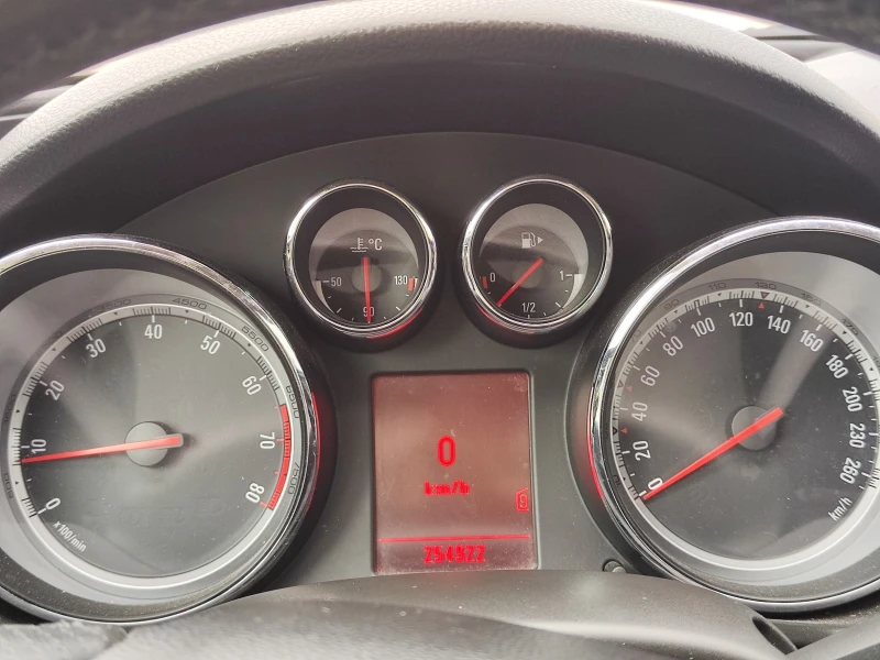 Opel Insignia 1.6 T, снимка 11 - Автомобили и джипове - 52052658