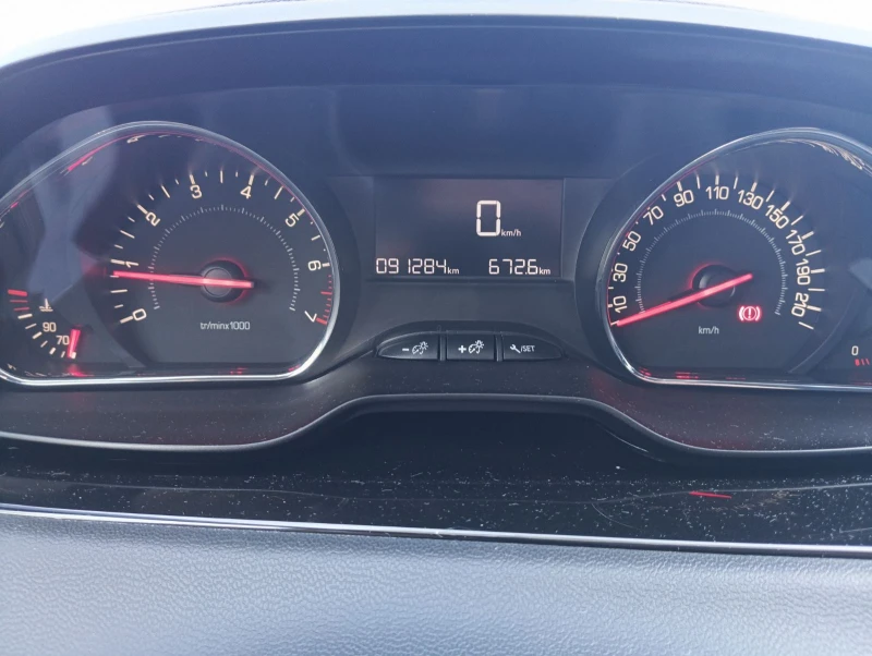 Peugeot 208, снимка 7 - Автомобили и джипове - 53478109