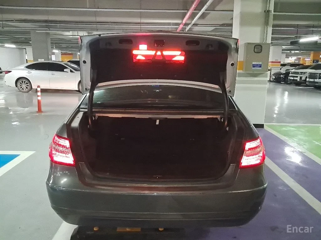 Mercedes-Benz E 220 МАЛКО КИЛОМЕТРИ/ОТЛИЧНО СЪСТОЯНИЕ/ЦЕНА ДО БЪЛГАРИЯ, снимка 4 - Автомобили и джипове - 54650415