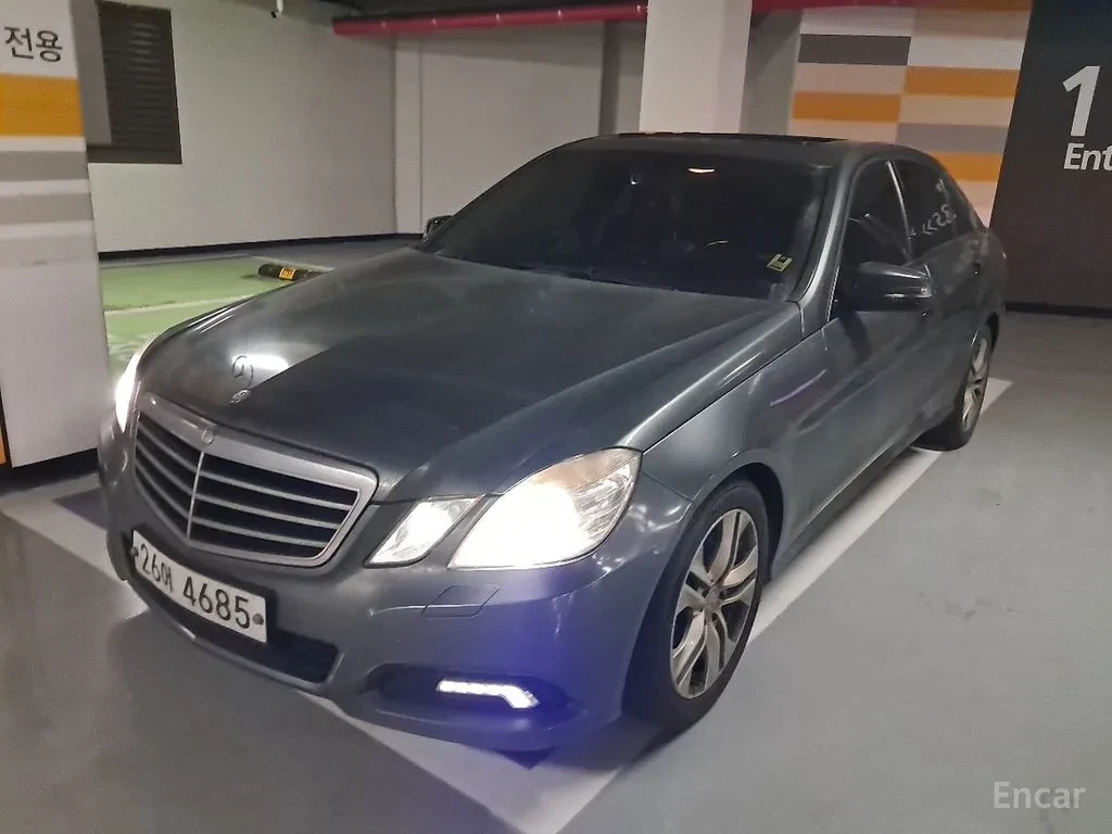 Mercedes-Benz E 220 МАЛКО КИЛОМЕТРИ/ОТЛИЧНО СЪСТОЯНИЕ/ЦЕНА ДО БЪЛГАРИЯ, снимка 2 - Автомобили и джипове - 54650415