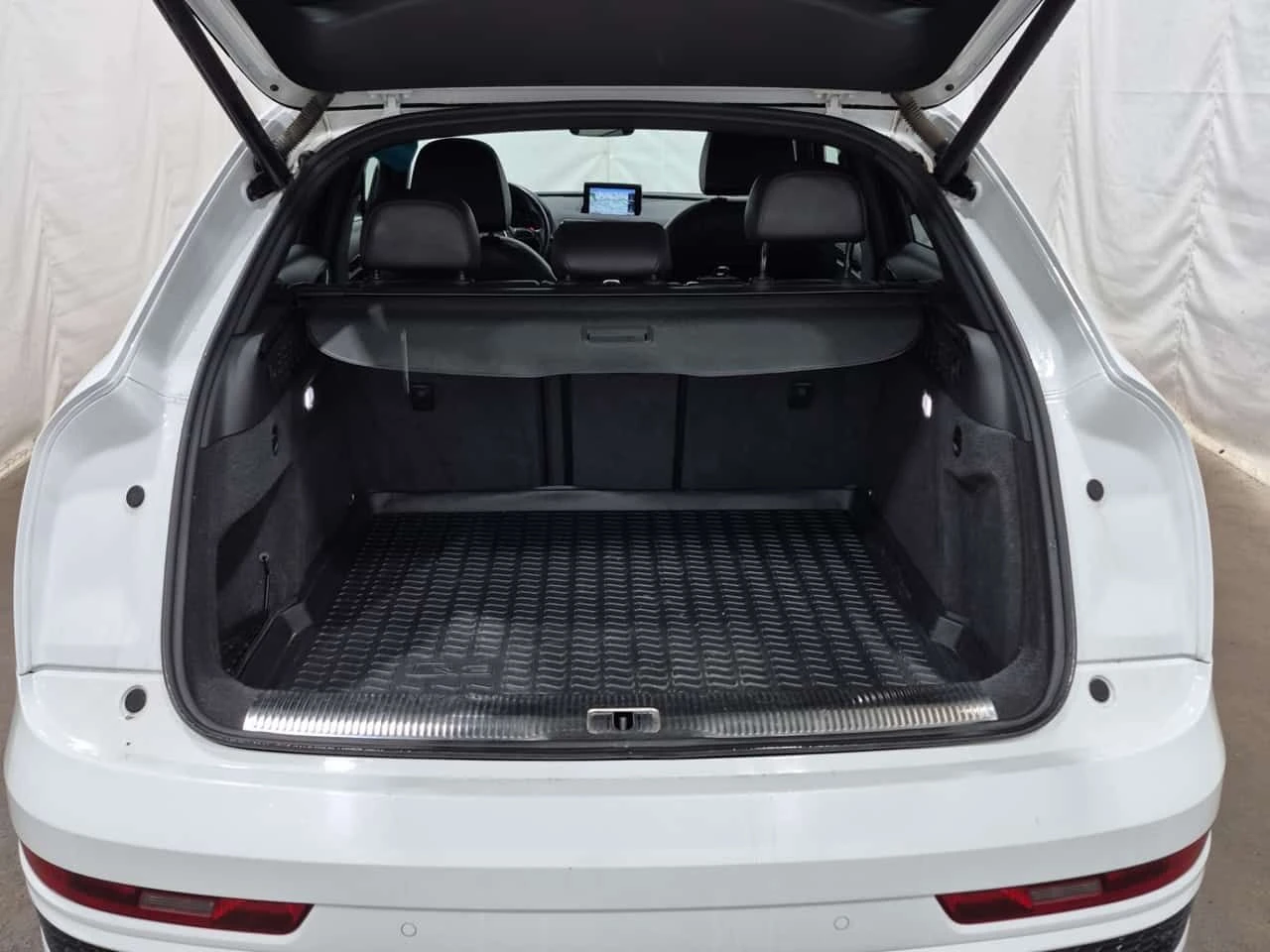 Audi Q3 TECHNIK * FULL S LINE* LED* ПАНОРАМА* ДВА КЛЮЧА* , снимка 15 - Автомобили и джипове - 54678623
