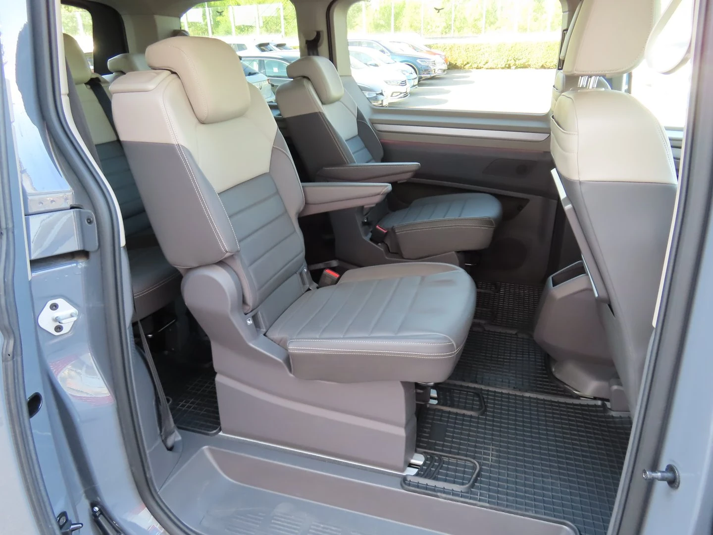 VW Multivan, снимка 8 - Бусове и автобуси - 56421774