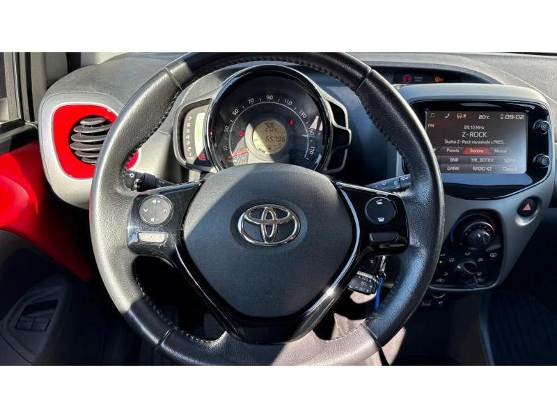 Toyota Aygo 1.0P X-PLAY MT, снимка 13 - Автомобили и джипове - 56159617