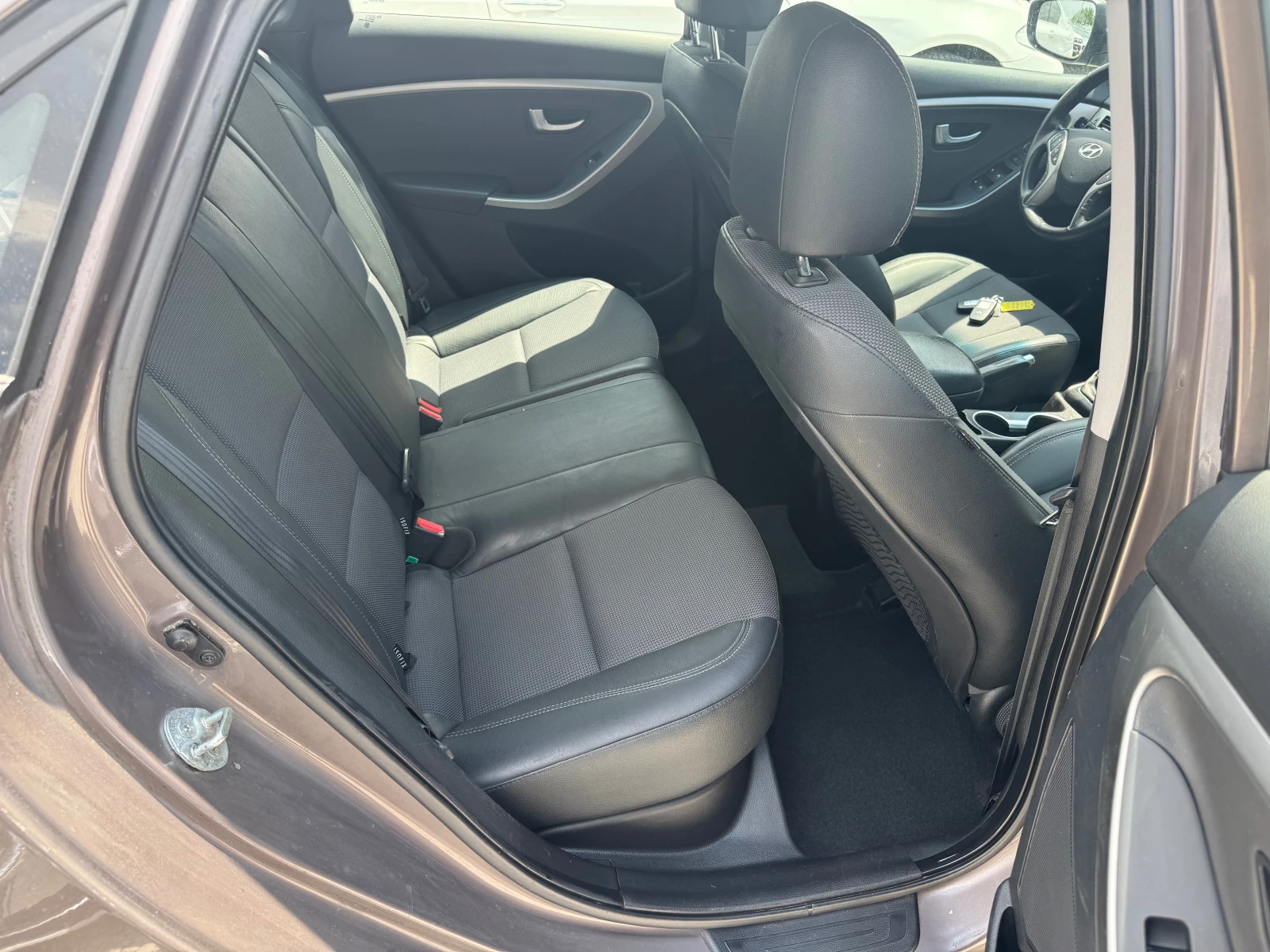 Hyundai I30 1.6CRDI-NAVI-KAMERA-LED-KEY LESS - изображение 9