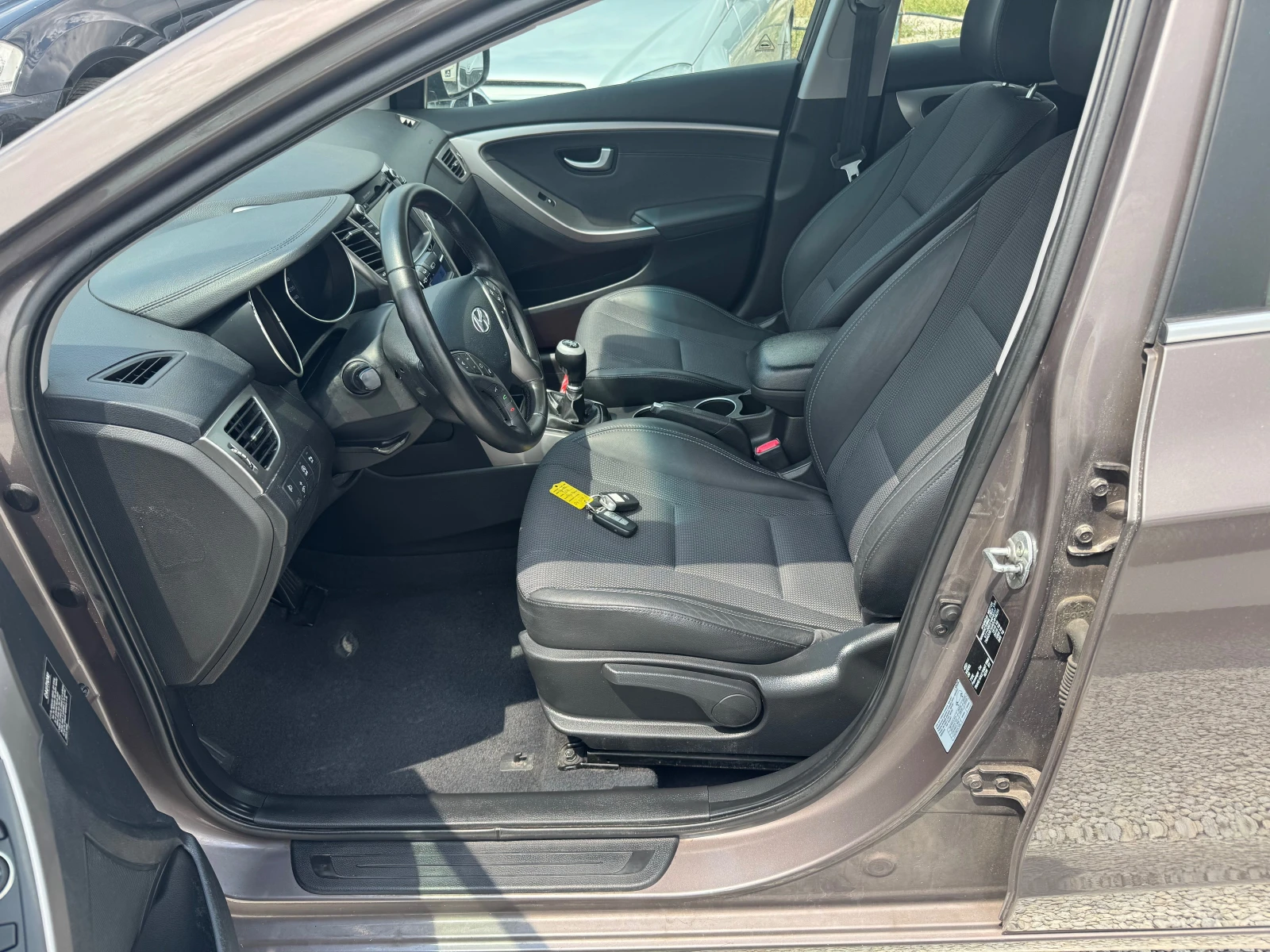 Hyundai I30 1.6CRDI-NAVI-KAMERA-LED-KEY LESS - изображение 8