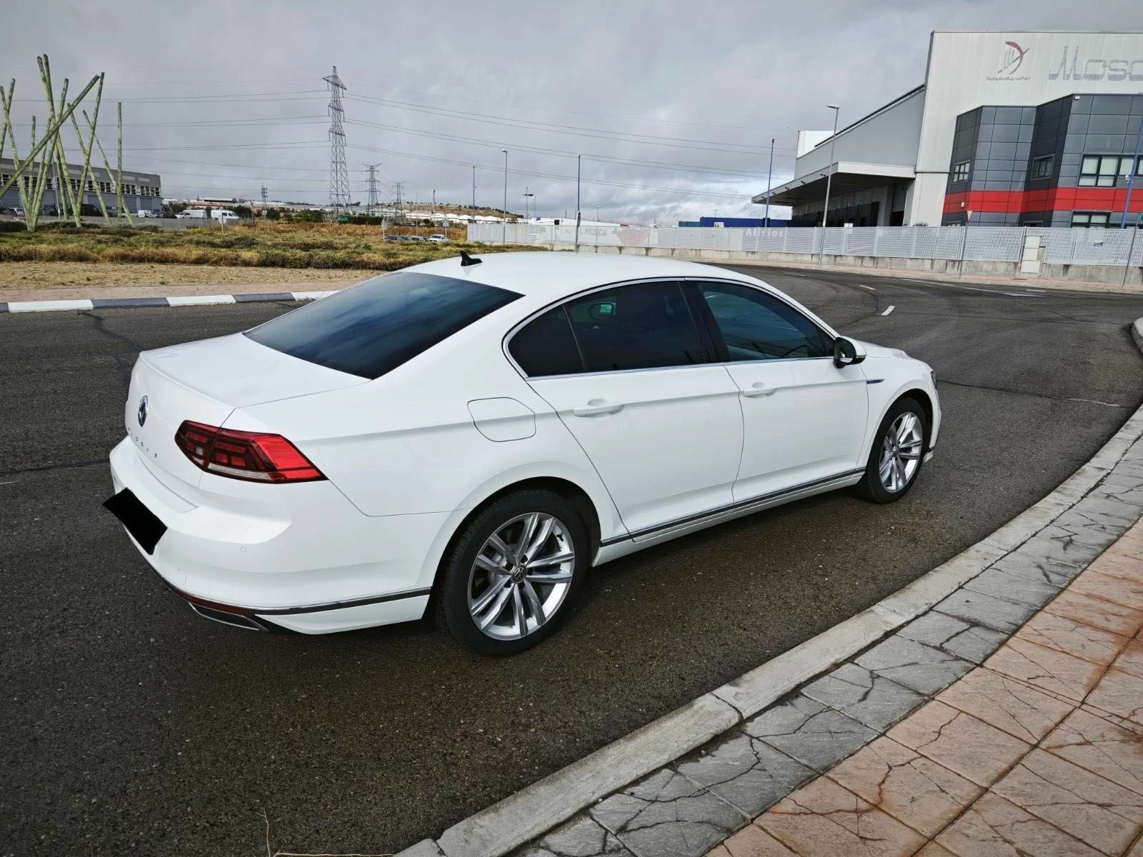 VW Passat GTE e-Power Plug-in Hybrid 64000 км - изображение 3