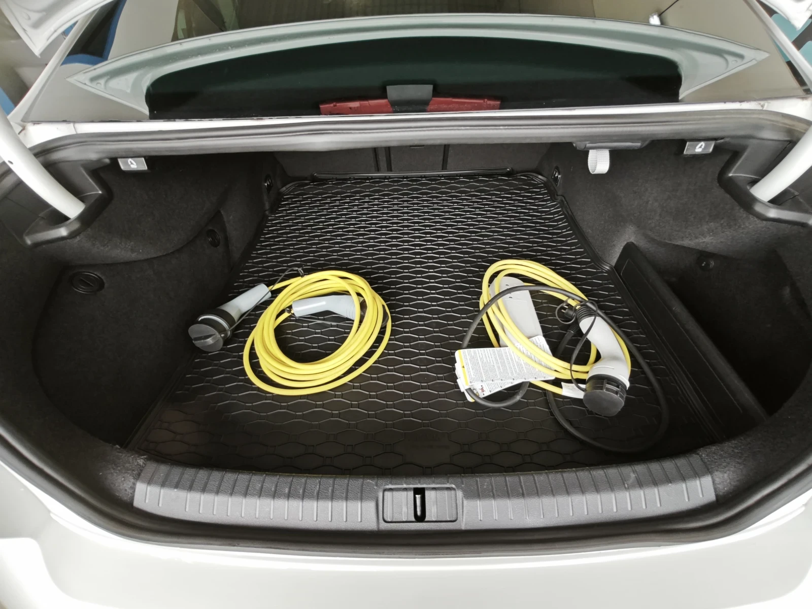 VW Passat GTE e-Power Plug-in Hybrid 64000 км - изображение 6