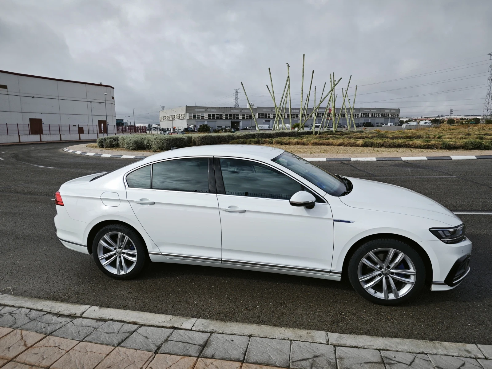 VW Passat GTE e-Power Plug-in Hybrid 64000 км - изображение 4