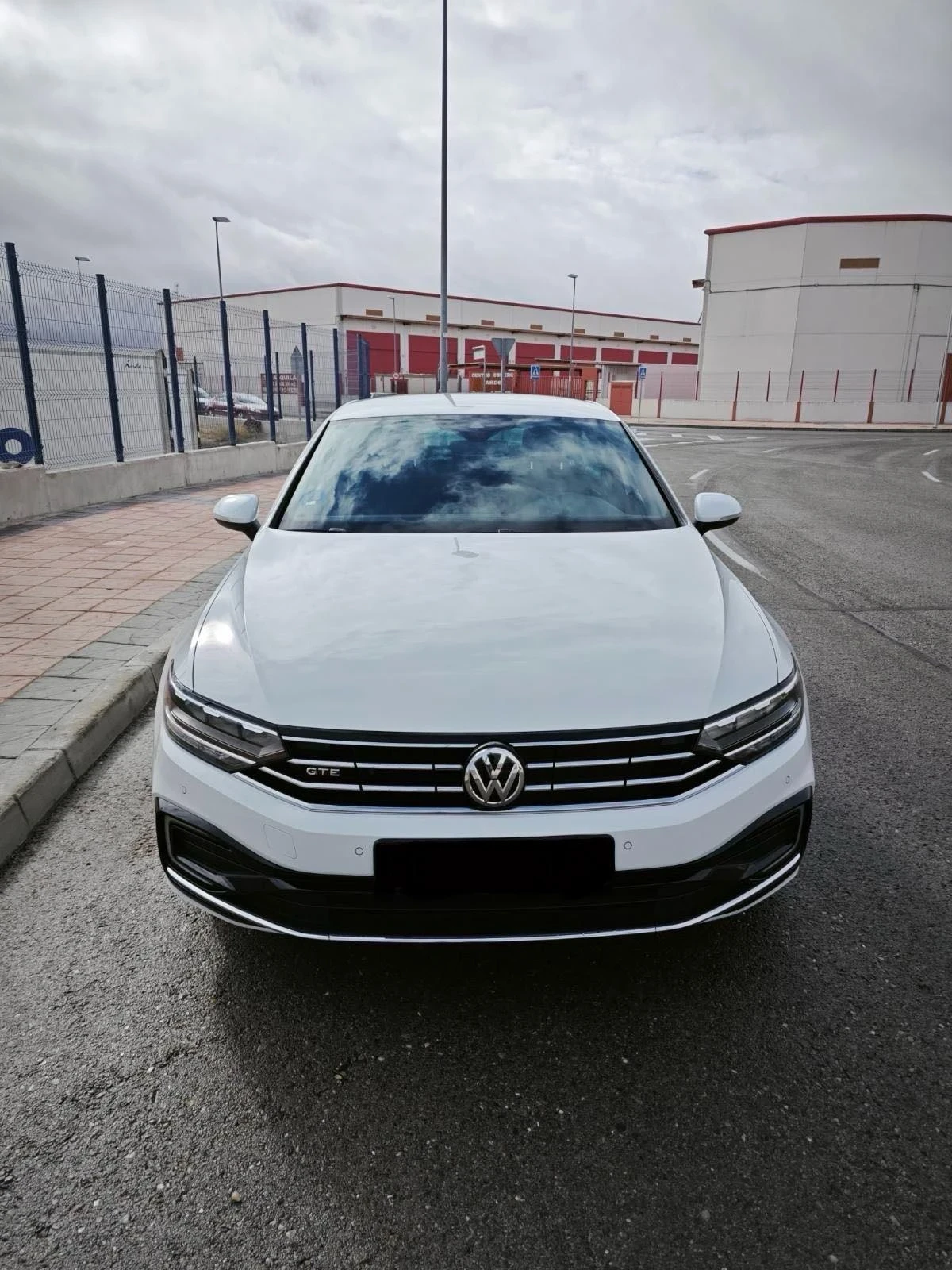 VW Passat GTE e-Power Plug-in Hybrid 64000 км - изображение 2