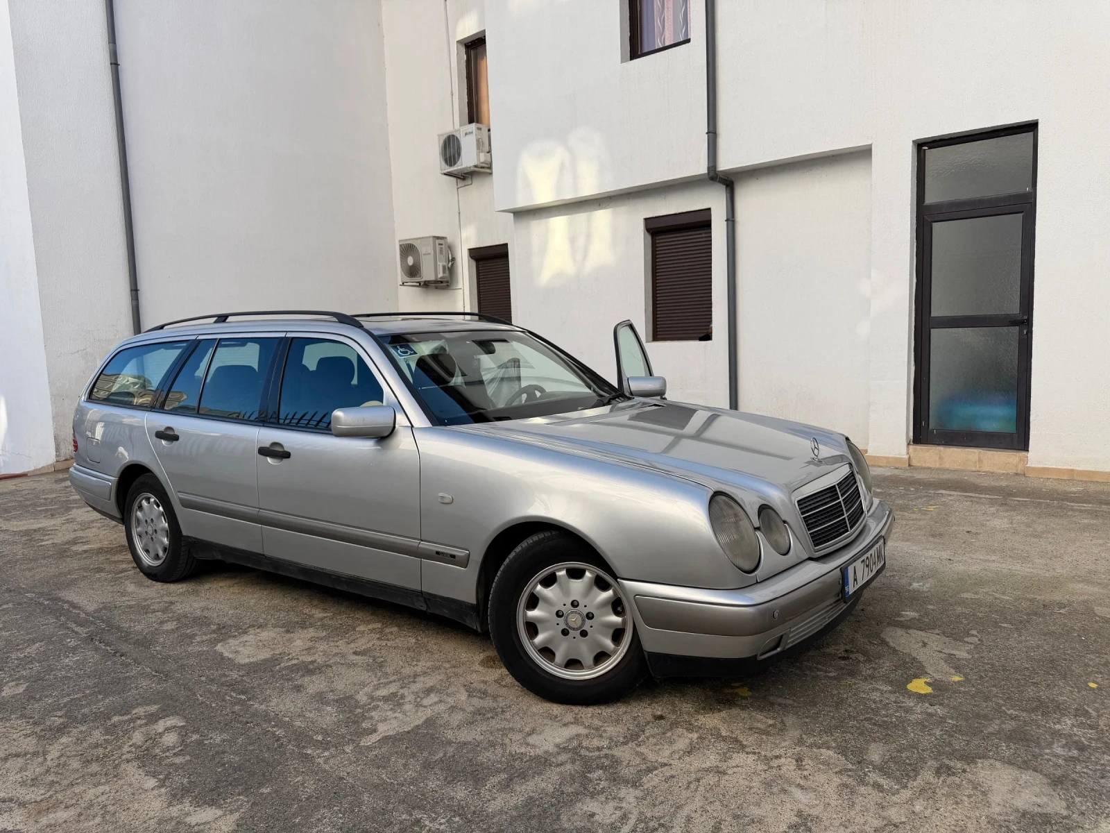Mercedes-Benz E 290, снимка 3 - Автомобили и джипове - 54993285