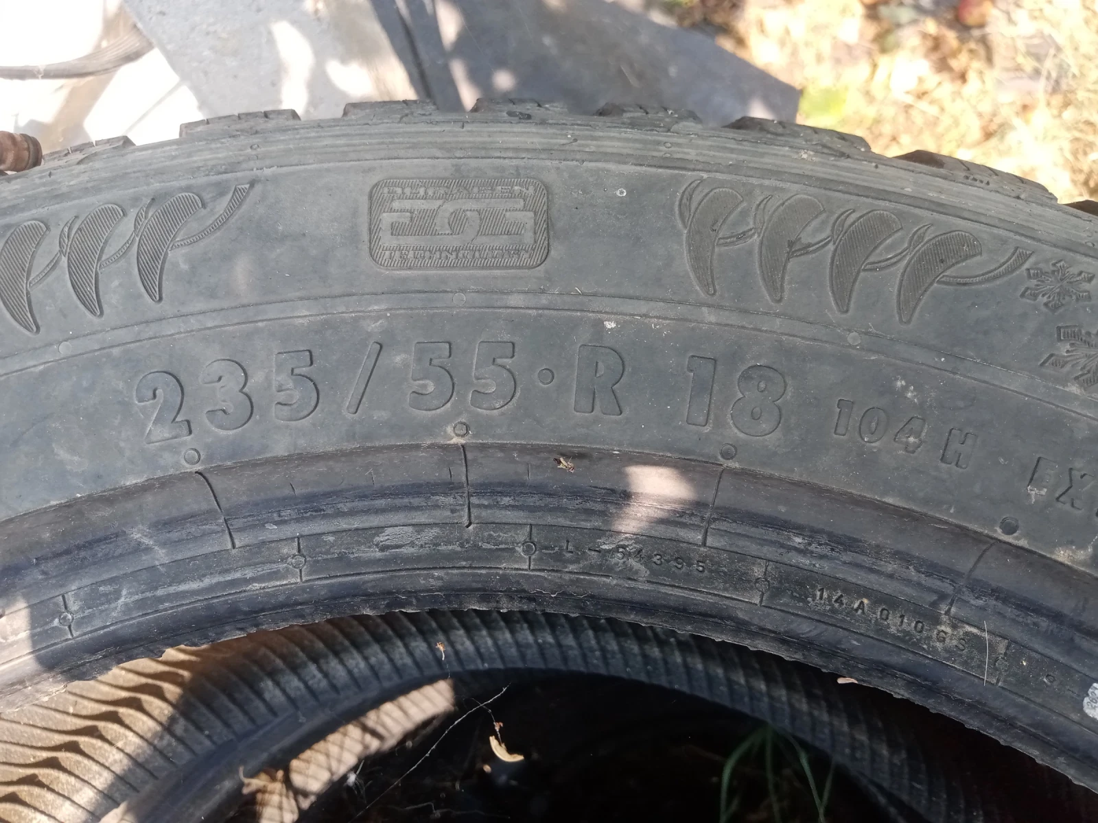 Гуми Зимни 235/55R18, снимка 2 - Гуми и джанти - 56204496