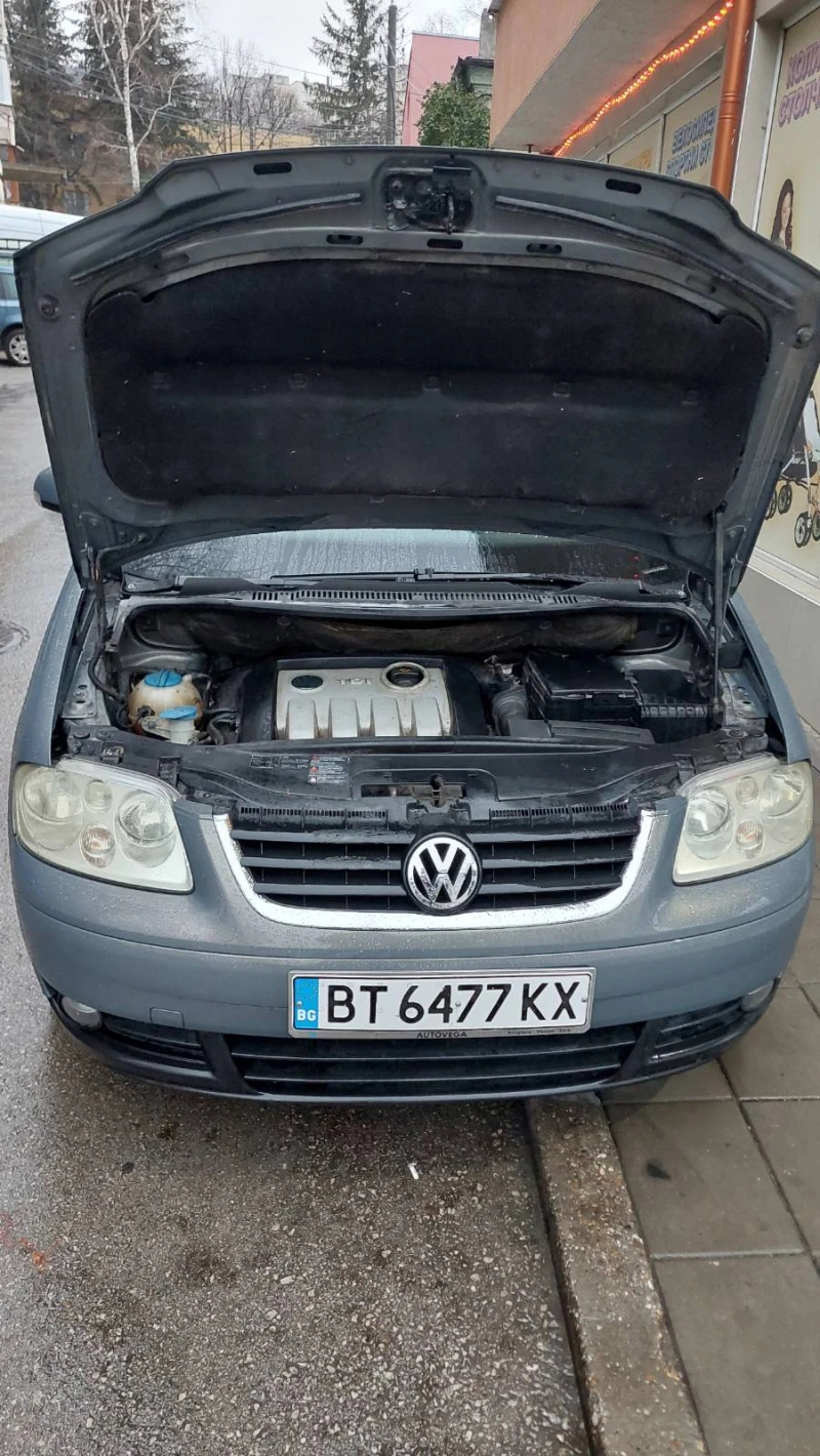 VW Touran 2.0 TDI, снимка 4 - Автомобили и джипове - 48440666