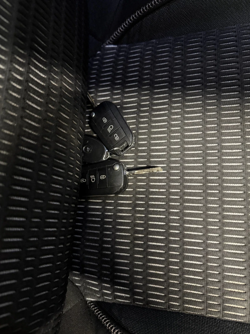 Peugeot 208 1.6 eHDi, снимка 17 - Автомобили и джипове - 52729712