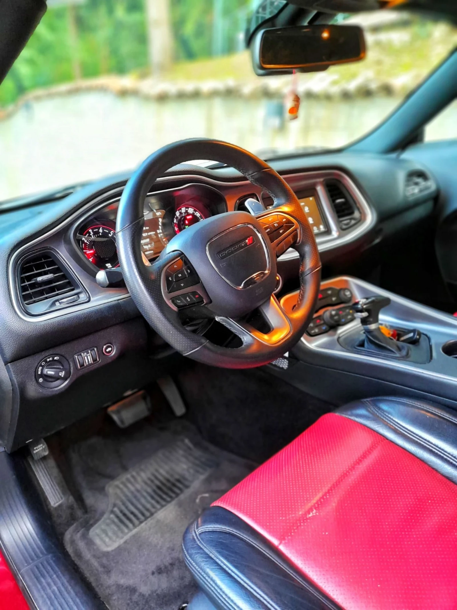 Dodge Challenger SXT - изображение 9