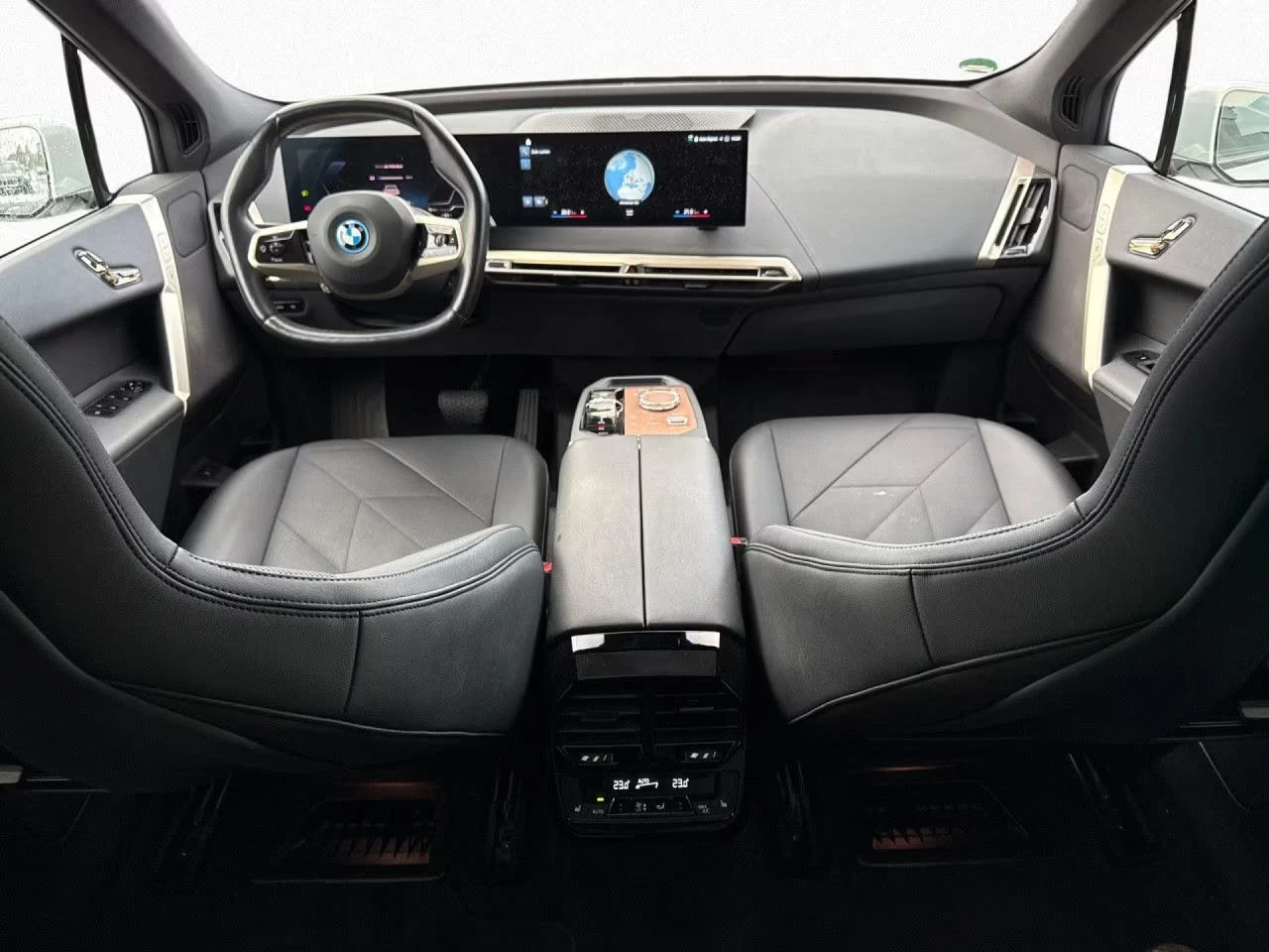 BMW iX xDRIVE40/325HP/SKYLOUNGE/HUD/CAM/ACC/276z, снимка 7 - Автомобили и джипове - 54121871