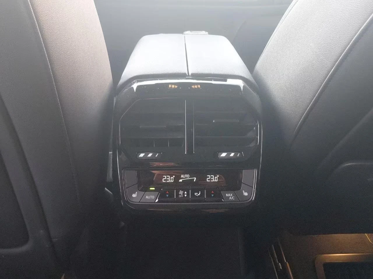 BMW iX xDRIVE40/325HP/SKYLOUNGE/HUD/CAM/ACC/276z, снимка 10 - Автомобили и джипове - 54121871