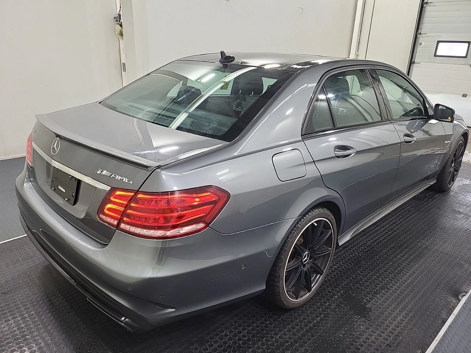 Mercedes-Benz E 63 AMG * DISTRONIC PLUS * PARKING ASSIST * DYNAMIC SEATS , снимка 3 - Автомобили и джипове - 55990299