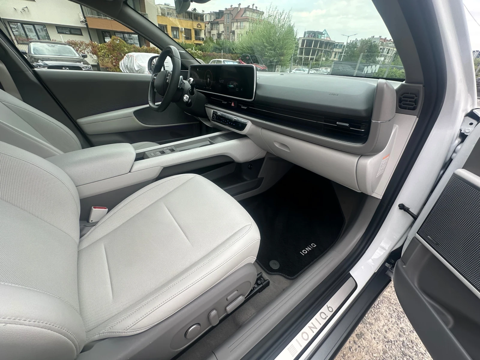 Hyundai Ioniq 6 ШВЕЙЦАРИЯ 4х4 360 камера 77.4 kW, снимка 11 - Автомобили и джипове - 56047651