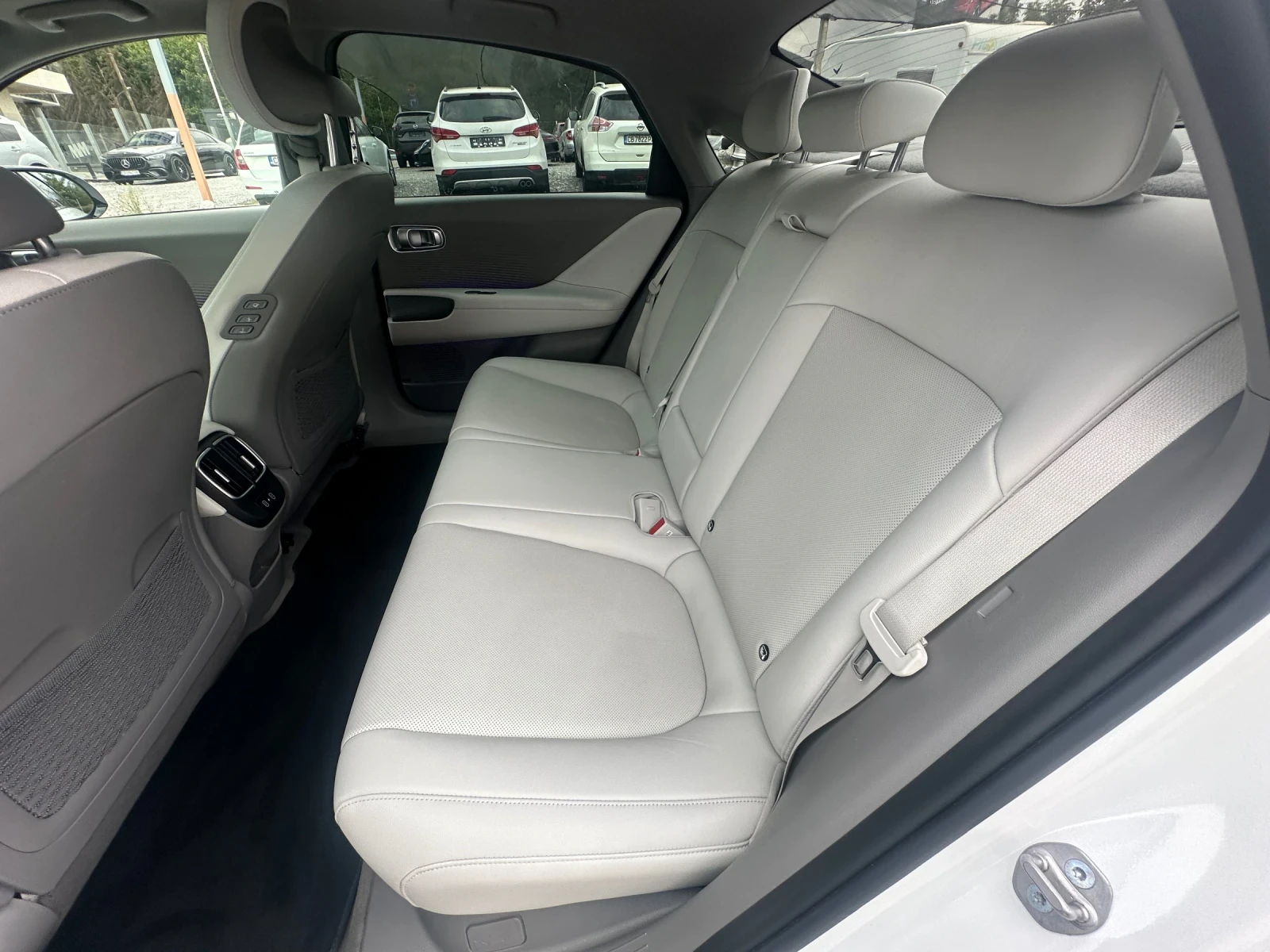 Hyundai Ioniq 6 ШВЕЙЦАРИЯ 4х4 360 камера 77.4 kW, снимка 17 - Автомобили и джипове - 56047651