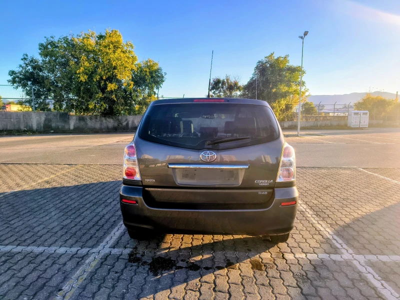 Toyota Corolla verso 2.2 D4D, снимка 10 - Автомобили и джипове - 51786624