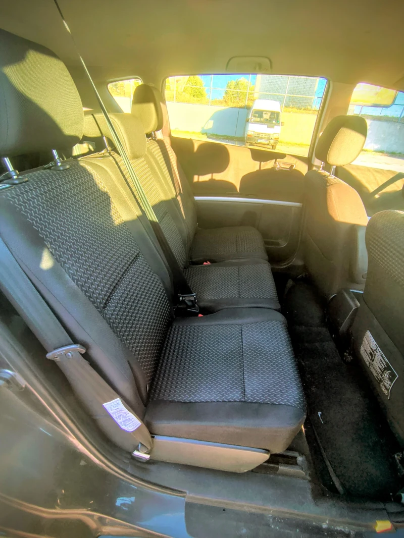 Toyota Corolla verso 2.2 D4D, снимка 7 - Автомобили и джипове - 51786624