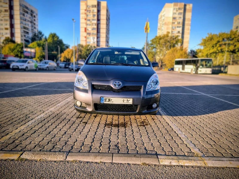 Toyota Corolla verso 2.2 D4D, снимка 2 - Автомобили и джипове - 51786624