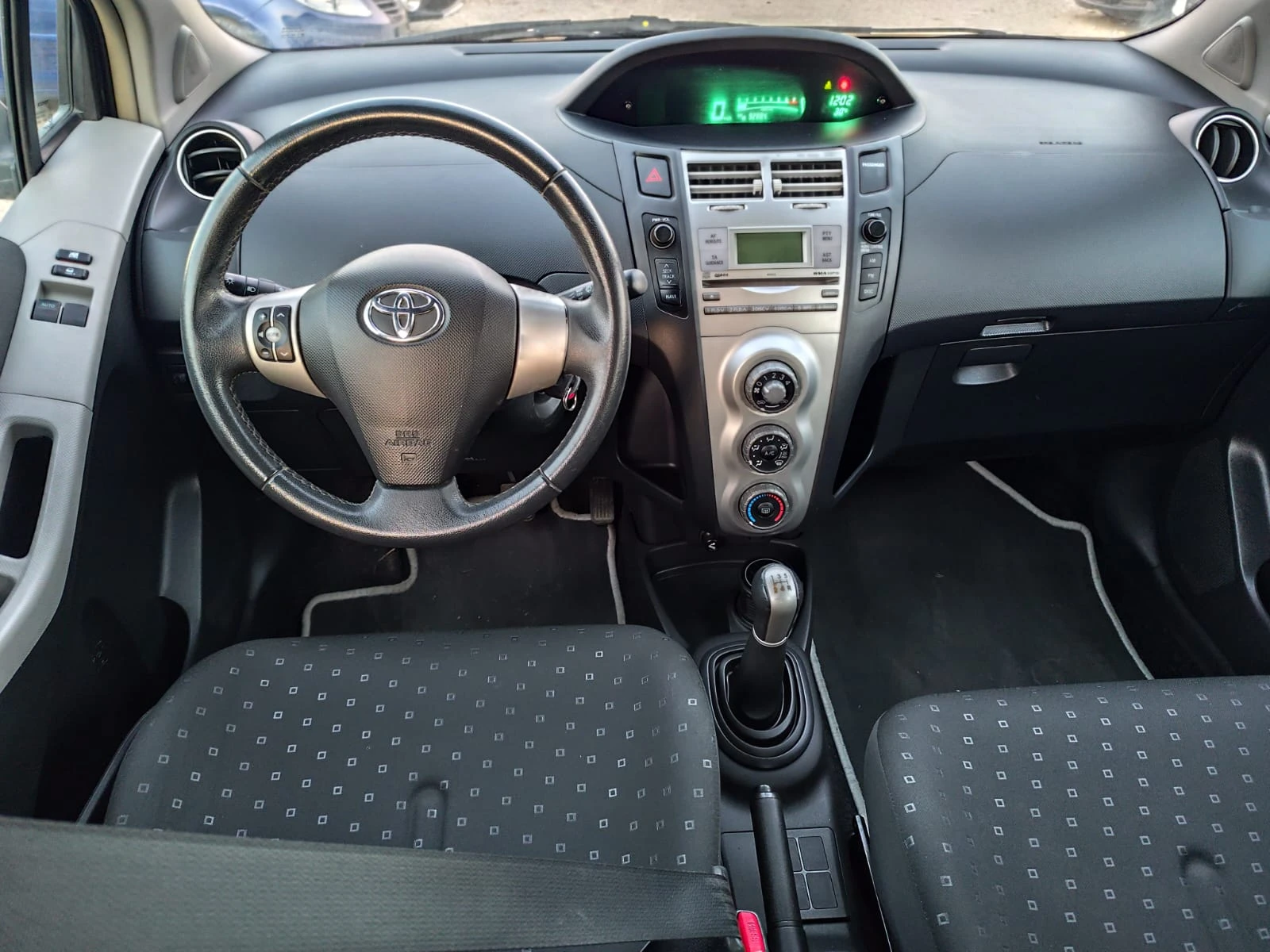 Toyota Yaris 1.0 бензин Италия - изображение 10