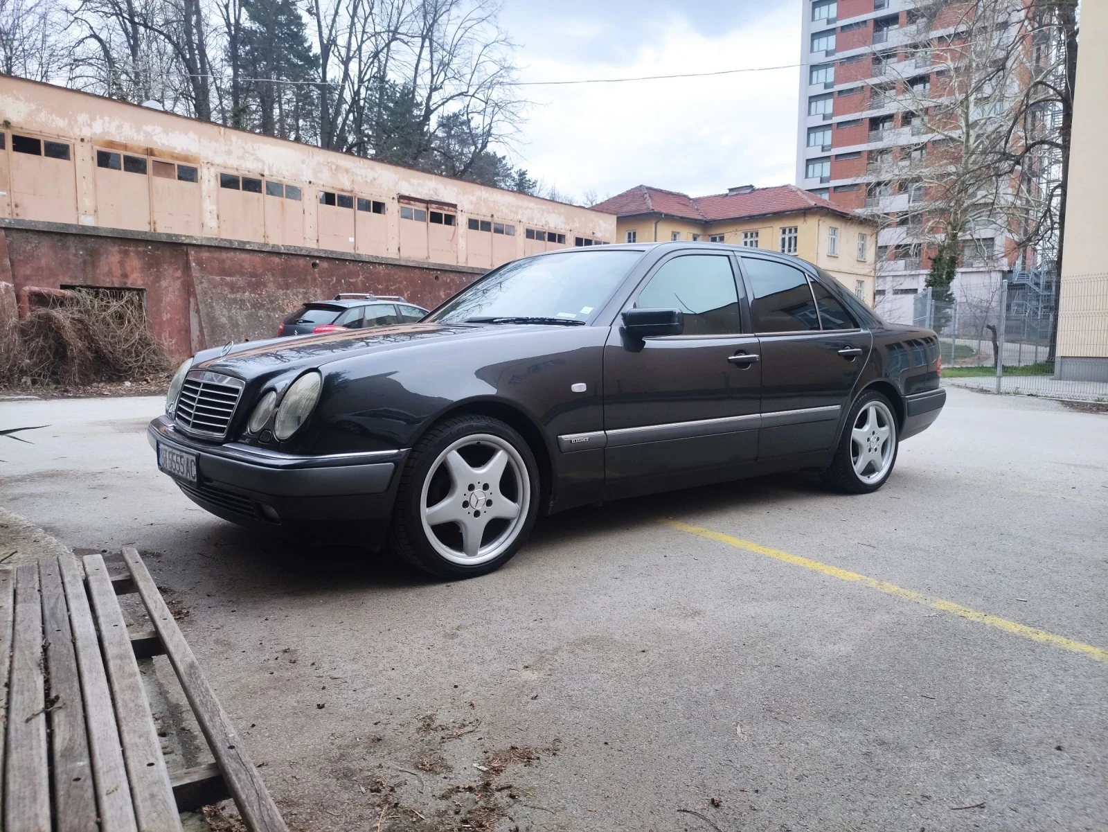 Mercedes-Benz E 230, снимка 2 - Автомобили и джипове - 54685478