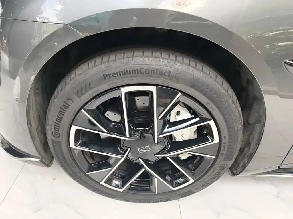 Avatr 06, снимка 7 - Автомобили и джипове - 56686010