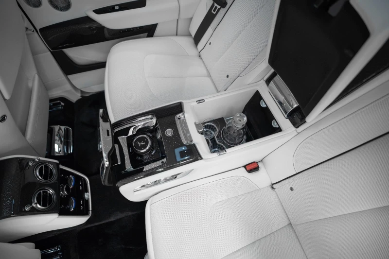 Rolls-Royce Cullinan SERIES II/BLACK BADGE/BESPOKE/SHOOTING STAR/, снимка 16 - Автомобили и джипове - 51606279