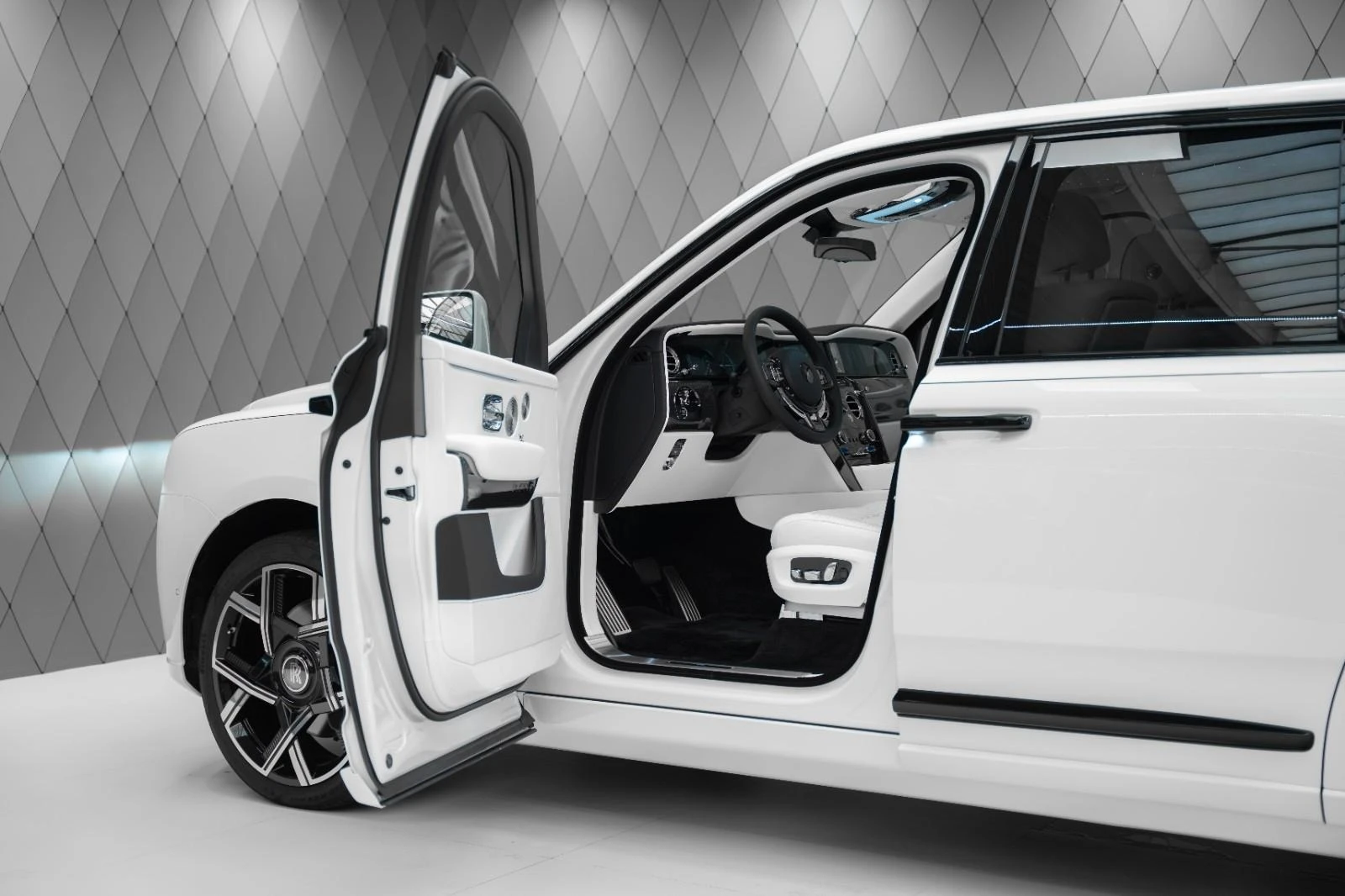 Rolls-Royce Cullinan SERIES II/BLACK BADGE/BESPOKE/SHOOTING STAR/ - изображение 8