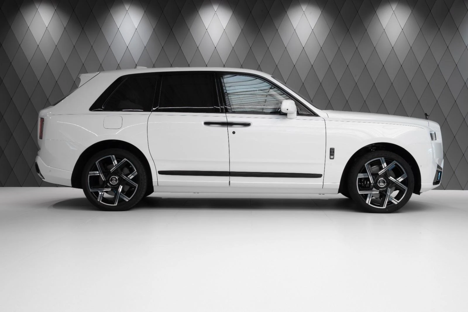 Rolls-Royce Cullinan SERIES II/BLACK BADGE/BESPOKE/SHOOTING STAR/ - изображение 5