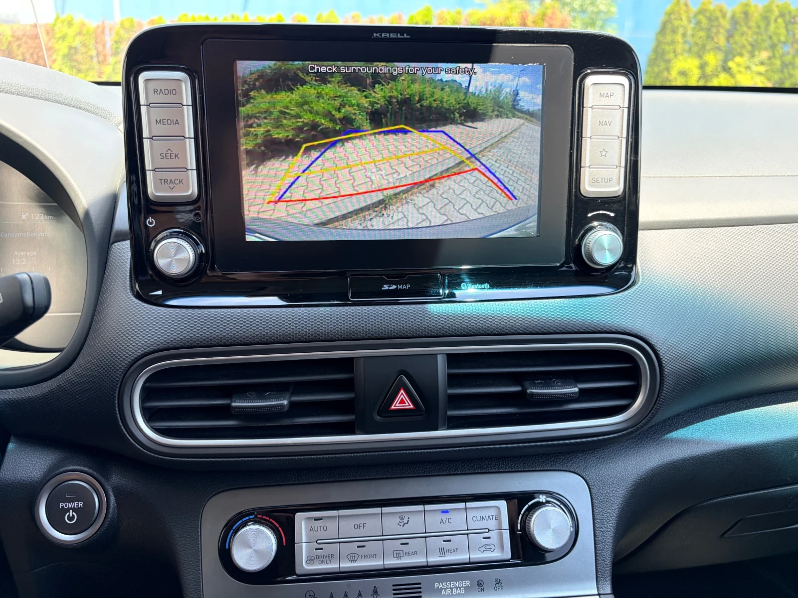 Hyundai Kona Premium 64 kWh 204kc ТЕРМОПОМПА КАМЕРА LED FUL!!!, снимка 8 - Автомобили и джипове - 55212567
