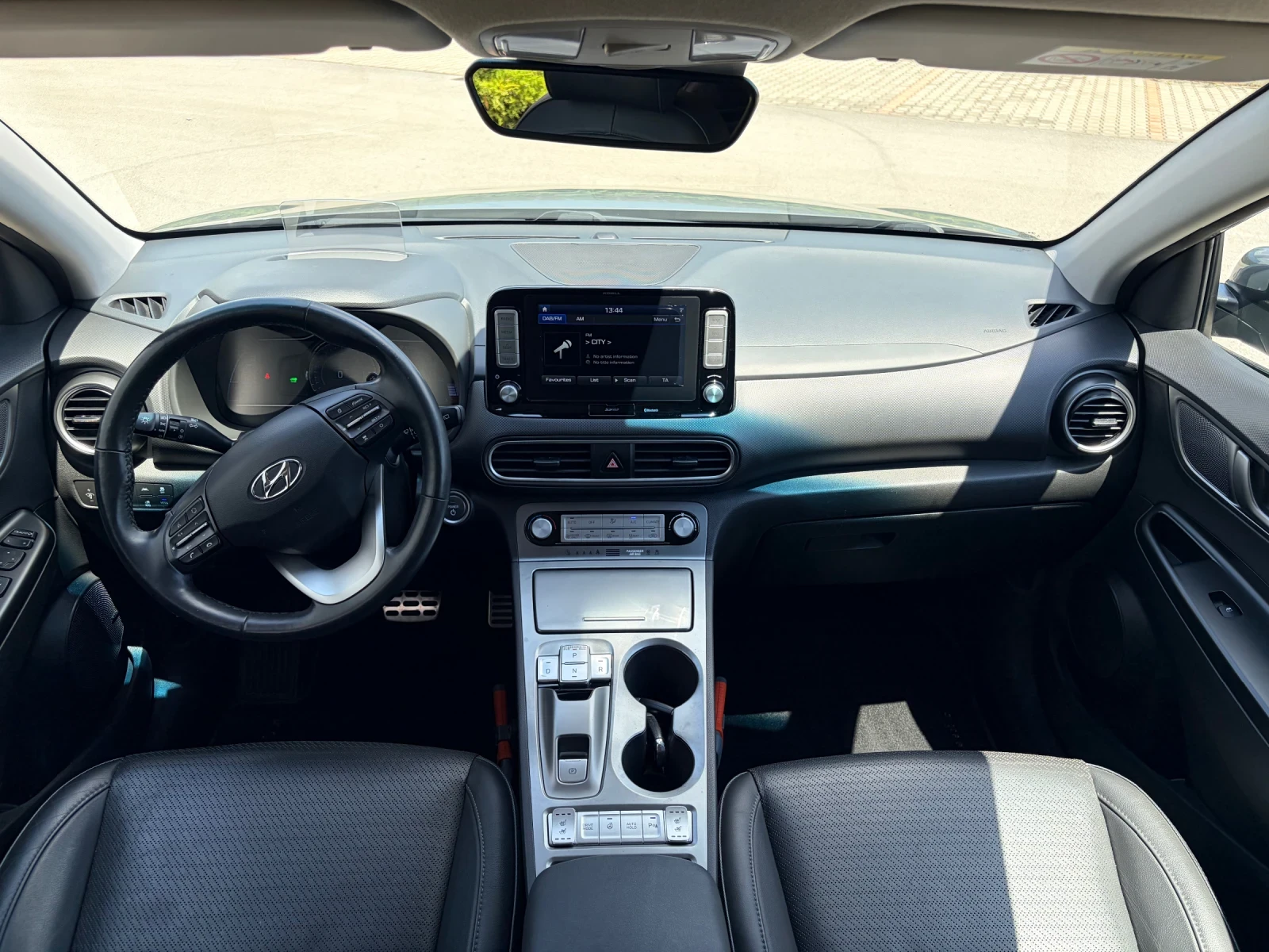 Hyundai Kona Premium 64 kWh 204kc ТЕРМОПОМПА КАМЕРА LED FUL!!!, снимка 7 - Автомобили и джипове - 55212567