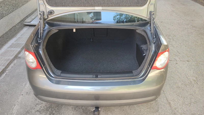 VW Jetta 1.6 102 К.С, снимка 9 - Автомобили и джипове - 53598078
