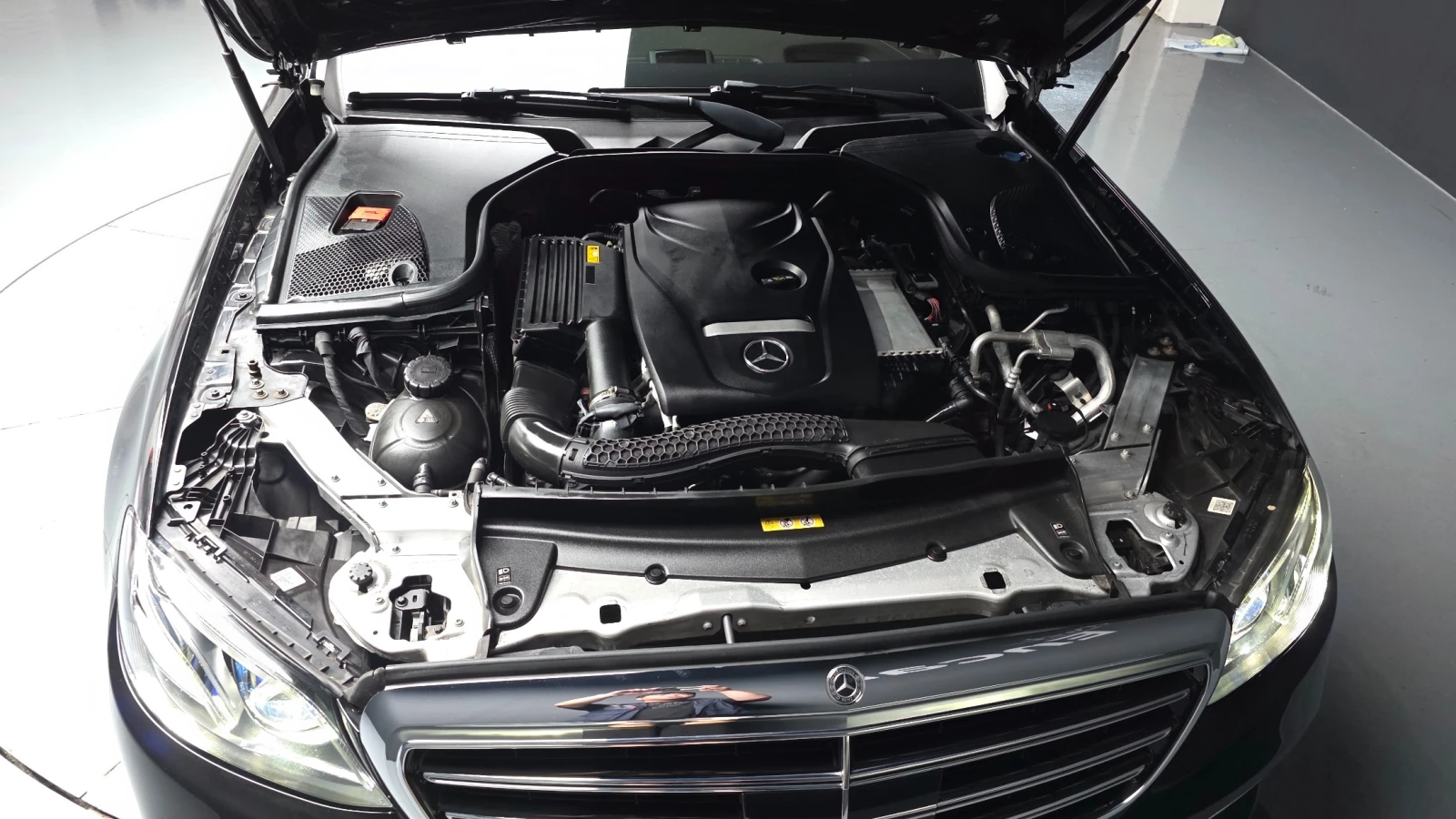 Mercedes-Benz E 300 2.0 4MATIC Exclusive, снимка 5 - Автомобили и джипове - 56085288