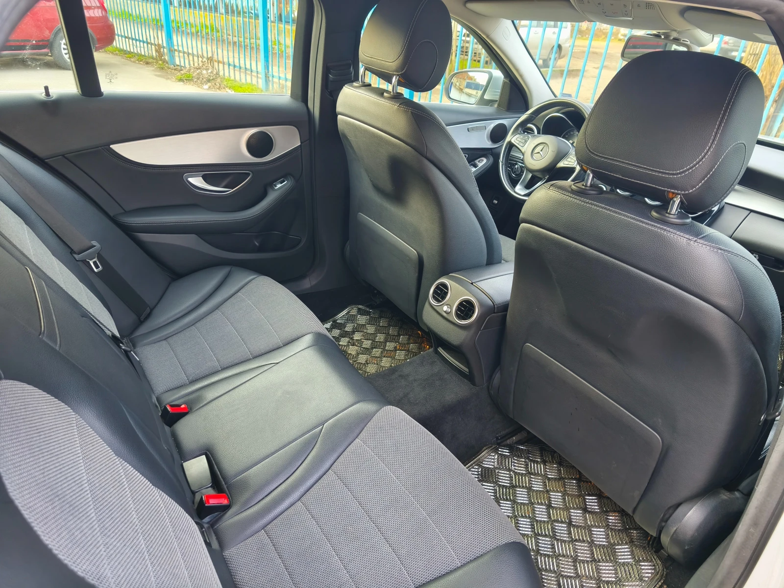 Mercedes-Benz C 250 Aventgarde, снимка 11 - Автомобили и джипове - 56096141