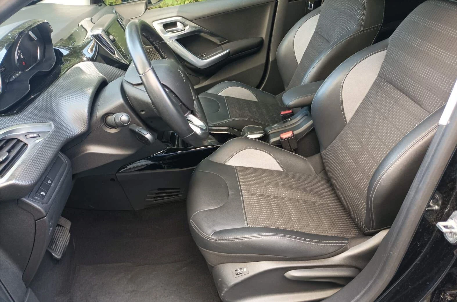 Peugeot 2008 Allure PureTech/1.2 литра, снимка 2 - Автомобили и джипове - 56136861