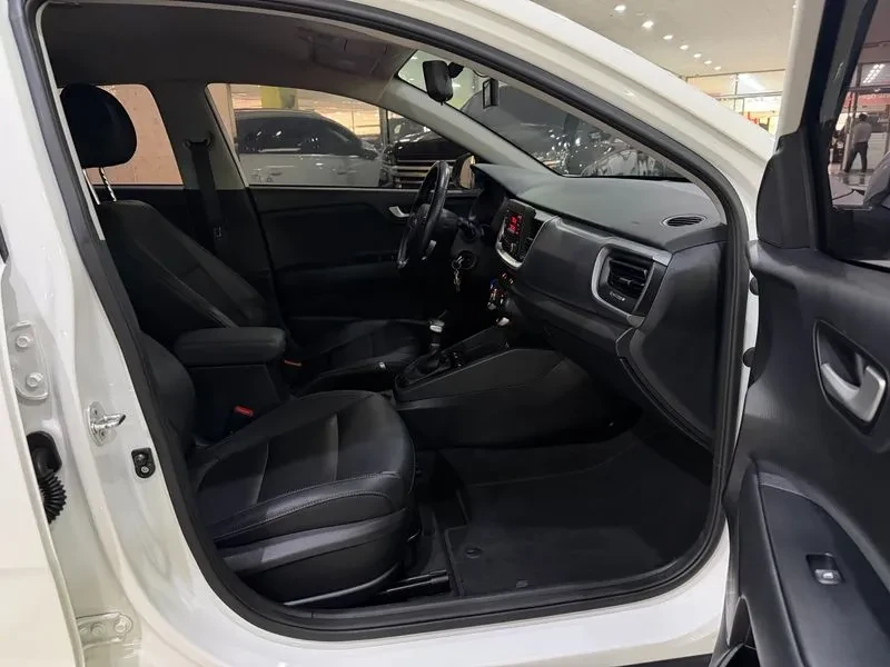 Kia Stonic 1.6 Deluxe, снимка 15 - Автомобили и джипове - 56118233
