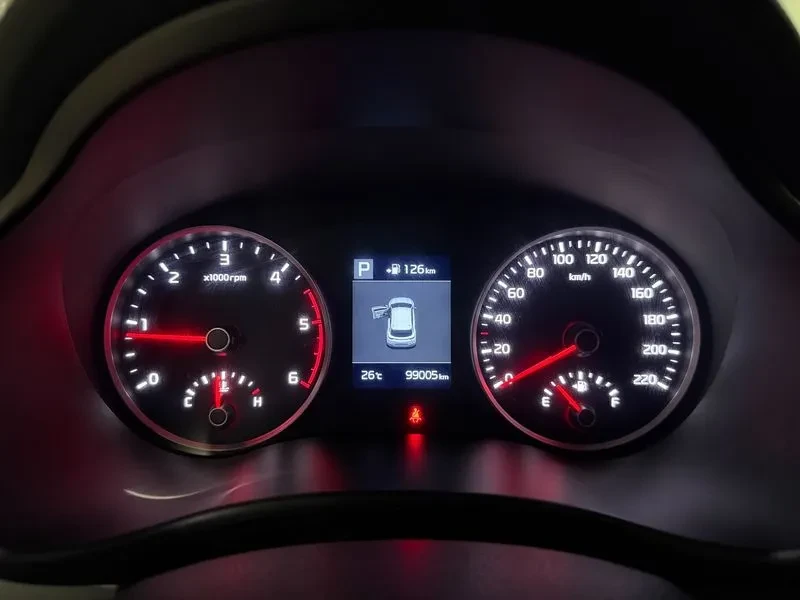 Kia Stonic 1.6 Deluxe, снимка 10 - Автомобили и джипове - 56118233