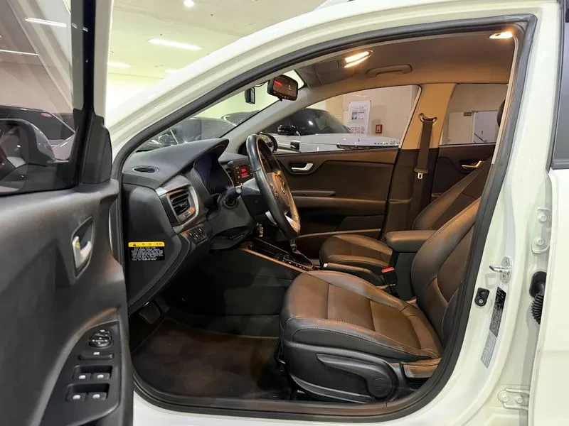 Kia Stonic 1.6 Deluxe, снимка 6 - Автомобили и джипове - 56118233