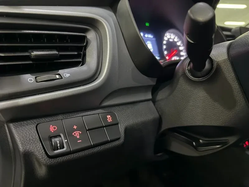 Kia Stonic 1.6 Deluxe, снимка 13 - Автомобили и джипове - 56118233