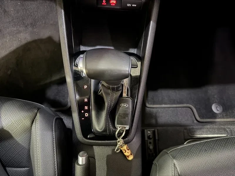 Kia Stonic 1.6 Deluxe, снимка 12 - Автомобили и джипове - 56118233