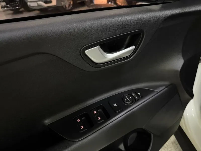 Kia Stonic 1.6 Deluxe, снимка 14 - Автомобили и джипове - 56118233