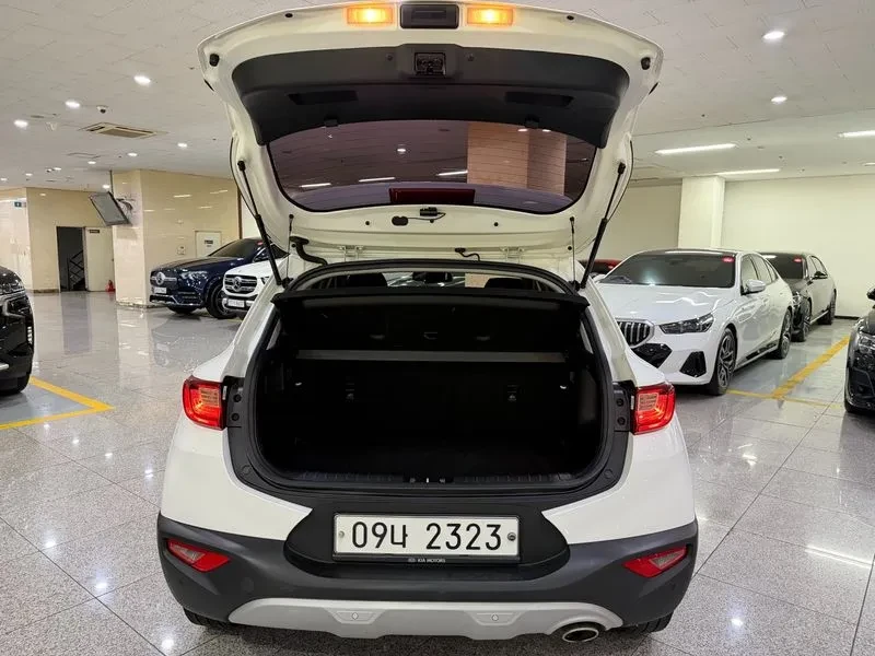 Kia Stonic 1.6 Deluxe, снимка 17 - Автомобили и джипове - 56118233