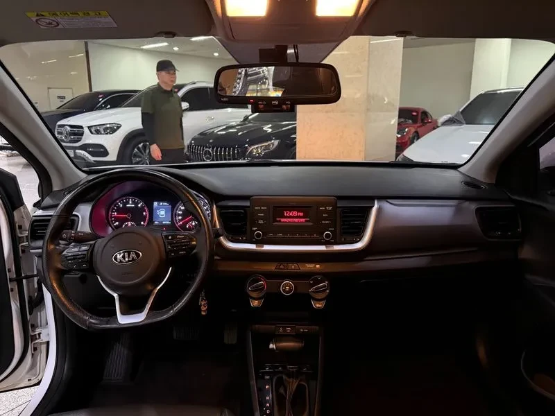 Kia Stonic 1.6 Deluxe, снимка 8 - Автомобили и джипове - 56118233