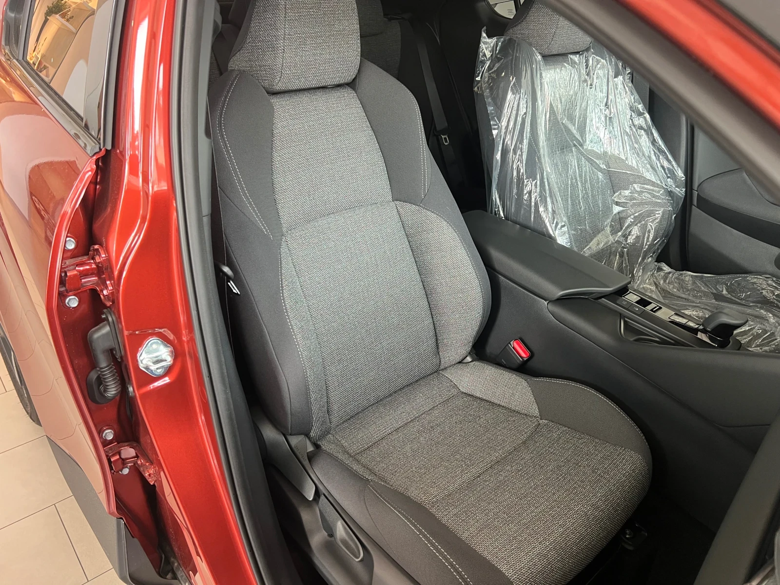 Toyota C-HR Club Bi-tone, снимка 7 - Автомобили и джипове - 54192826